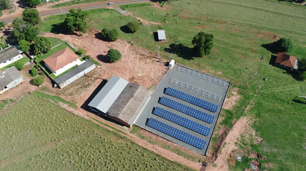 Usina solar instalada em propriedade rural